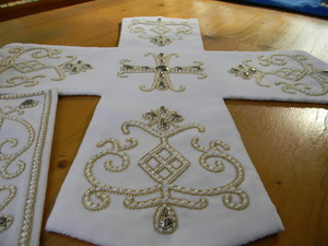 Белый шитье жемчугом с серебрянными дробницами